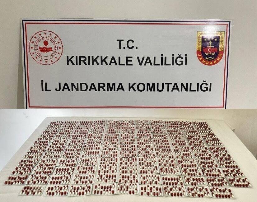 Kırıkkale’de jandarmadan uyuşturucu operasyonu: Bin 665 adet sentetik ecza hap ele geçirildi Kırıkkale'nin Karakeçili ilçesinde jandarma
