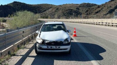 Kırıkkale'de meydana gelen kazada İ.Ü. isimli sürücü, kontrolünü kaybedip bariyerlere