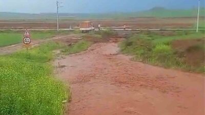Kırıkkale'de şiddetli sağanak yağış, derelerin taşmasına neden olarak tarım arazilerini