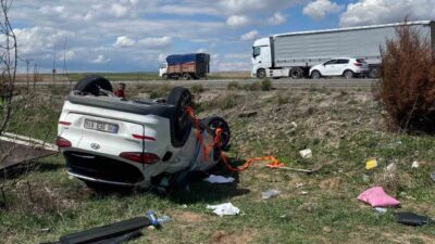Kırıkkale'de meydana gelen trafik kazasında B.B. idaresindeki otomobil şarampole devrildi.