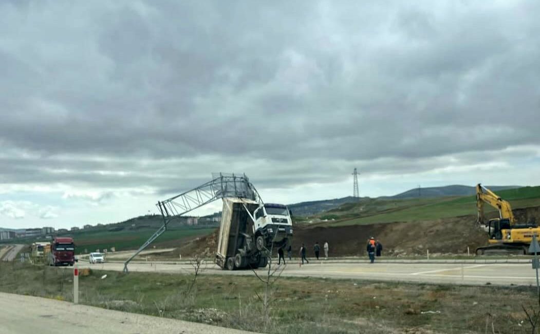 Kaman ilçesinde bir kamyonun kasası, rüzgarın etkisiyle eğilen yön tabelasına