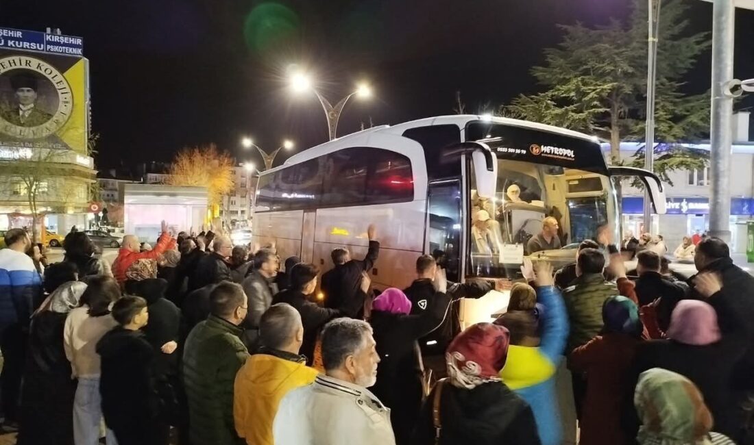Kırşehir’de 32 kişilik umre kafilesi uğurlandı Kırşehir'den umrecilerin dualar eşliğinde