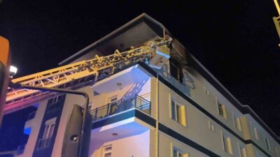 Kırşehir'de çıkan apartman yangınında 3 kişi dumandan etkilendi. İtfaiye ekipleri