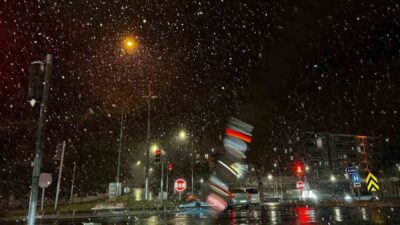 Kırşehir'de Nisan ayında beklenmedik kar yağışı etkili oldu. Kent merkezinde