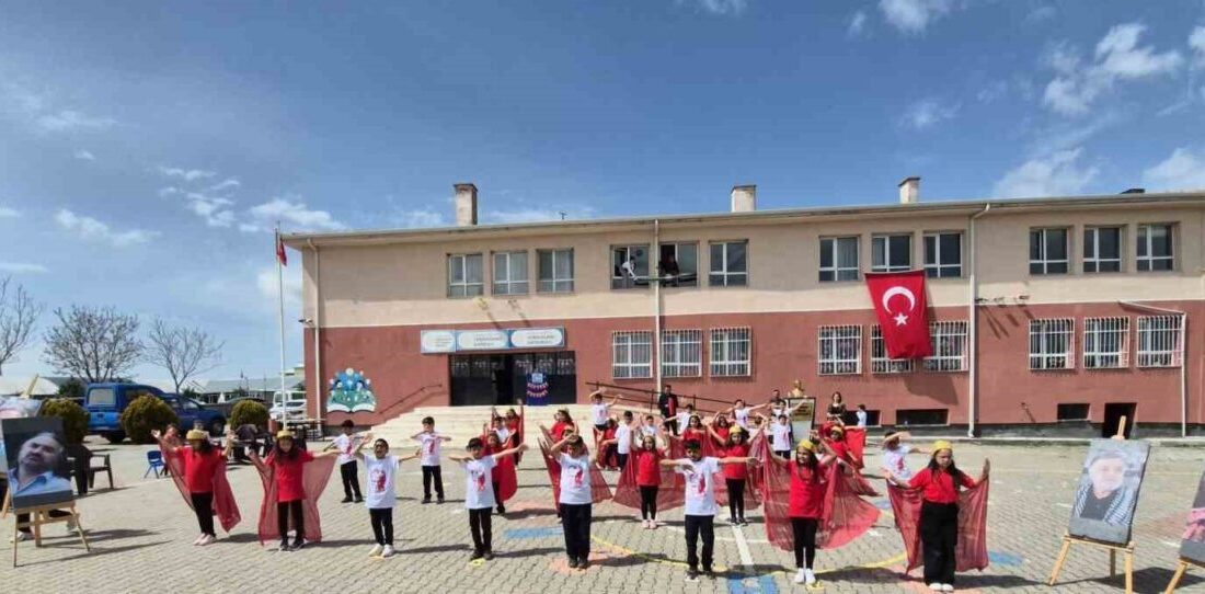 Kırşehirli öğrenciler, vefat eden sanatçıları andı Kırşehir'deki Yenidoğanlı Köyü İlk