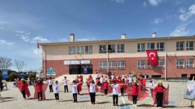 Kırşehir'deki Yenidoğanlı Köyü İlk ve Ortaokulu öğrencileri, 23 Nisan'da hayatını