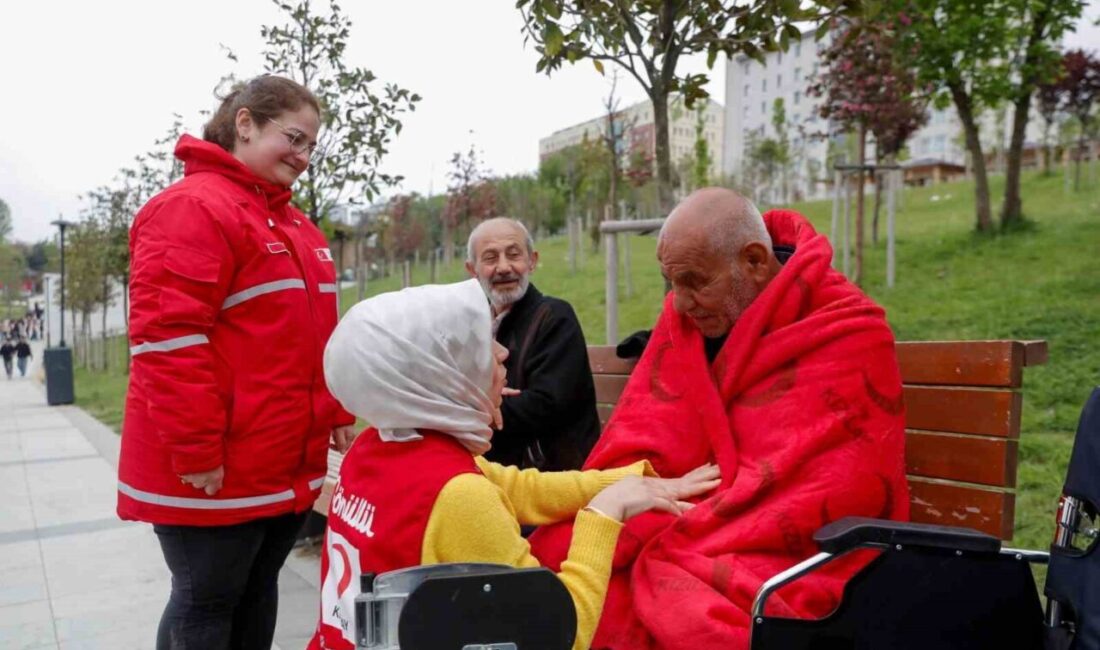İstanbul depremi sonrası evlerine girmek istemeyenlere beslenme desteği sağlayan Kızılay,