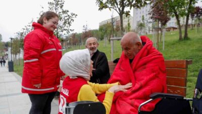 İstanbul depremi sonrası evlerine girmek istemeyenlere beslenme desteği sağlayan Kızılay,
