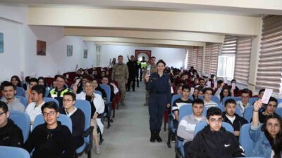 Kırşehir İl Jandarma Komutanlığı, Hacı Fatma Erdemir Anadolu Lisesi'nde öğrencilere