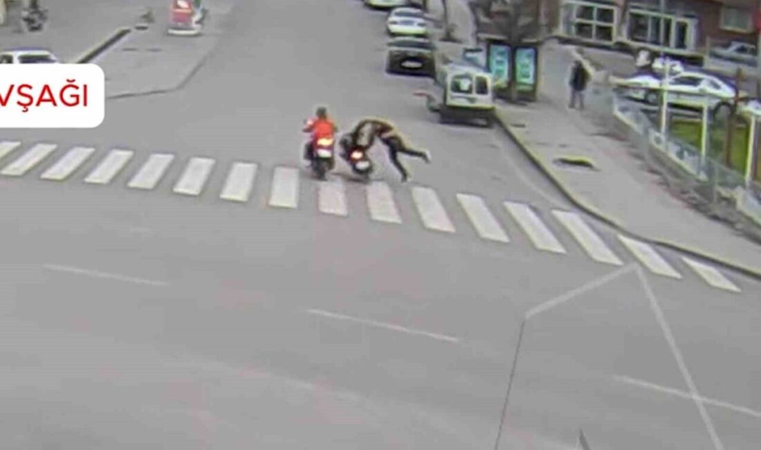 Motosiklet yayaya, ticari taksi elektrikli skutere çarptı: Kaza anları kamerada Kırıkkale'de meydana gelen trafik