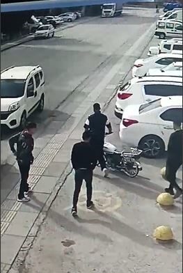 Ankara'nın Sincan ilçesinde Ayşe Gökgöz'e ait motosikleti çalan şahıslar güvenlik