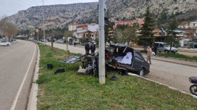 Ankara'nın Nallıhan ilçesinde meydana gelen kazada, araç elektrik direğine çarptı