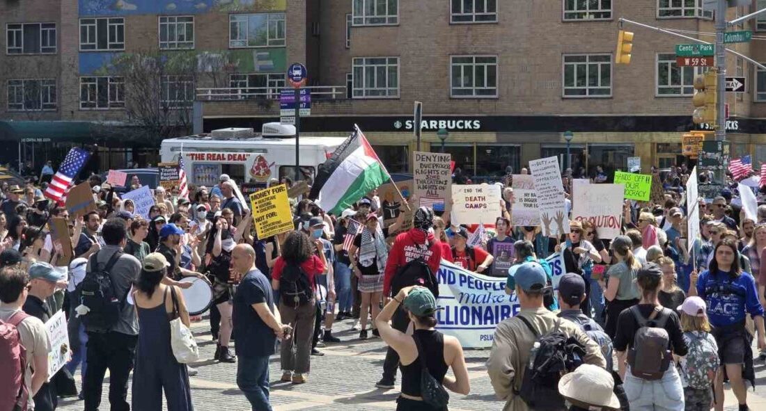New York'ta binlerce kişi, Trump ve Elon Musk'ın politikalarını protesto