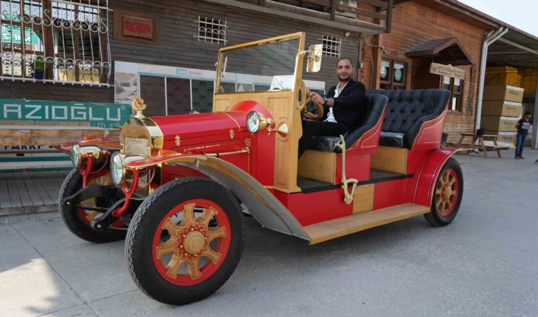 Denizli'de Onur Tasbaş, babası ile birlikte klasik bir tema araba