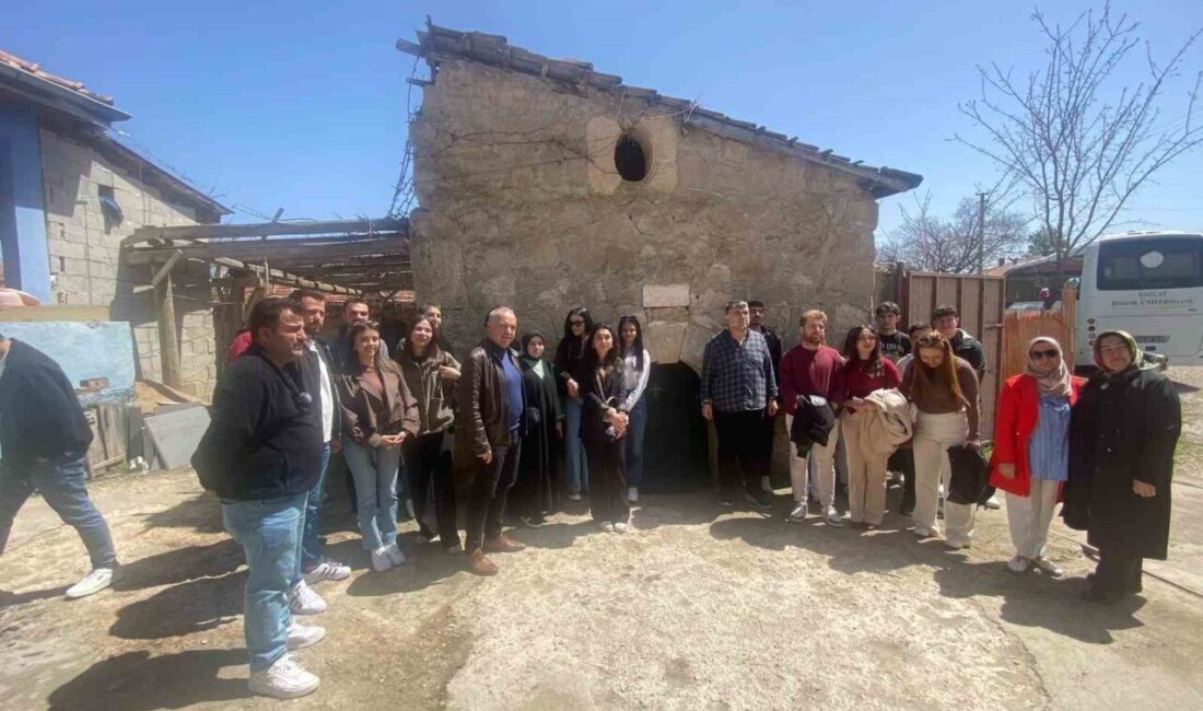 Yozgat'ta düzenlenen Turizm Haftası etkinlikleri kapsamında üniversite öğrencileri, Sarıkaya'daki tarihi