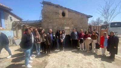 Yozgat'ta düzenlenen Turizm Haftası etkinlikleri kapsamında üniversite öğrencileri, Sarıkaya'daki tarihi