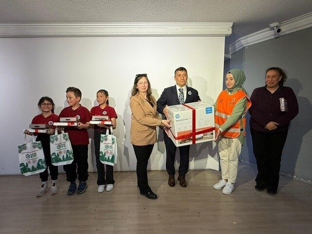 Ankara'nın Kızılcahamam ilçesinde düzenlenen "Okullar Sıfır Atık İçin Yarışıyor" bilgi