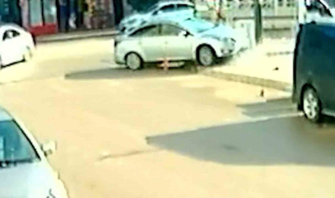 Otomobil elektrik panosuna çarptı: Kaza anı kamerada Çorum'da Zile Caddesi İmam