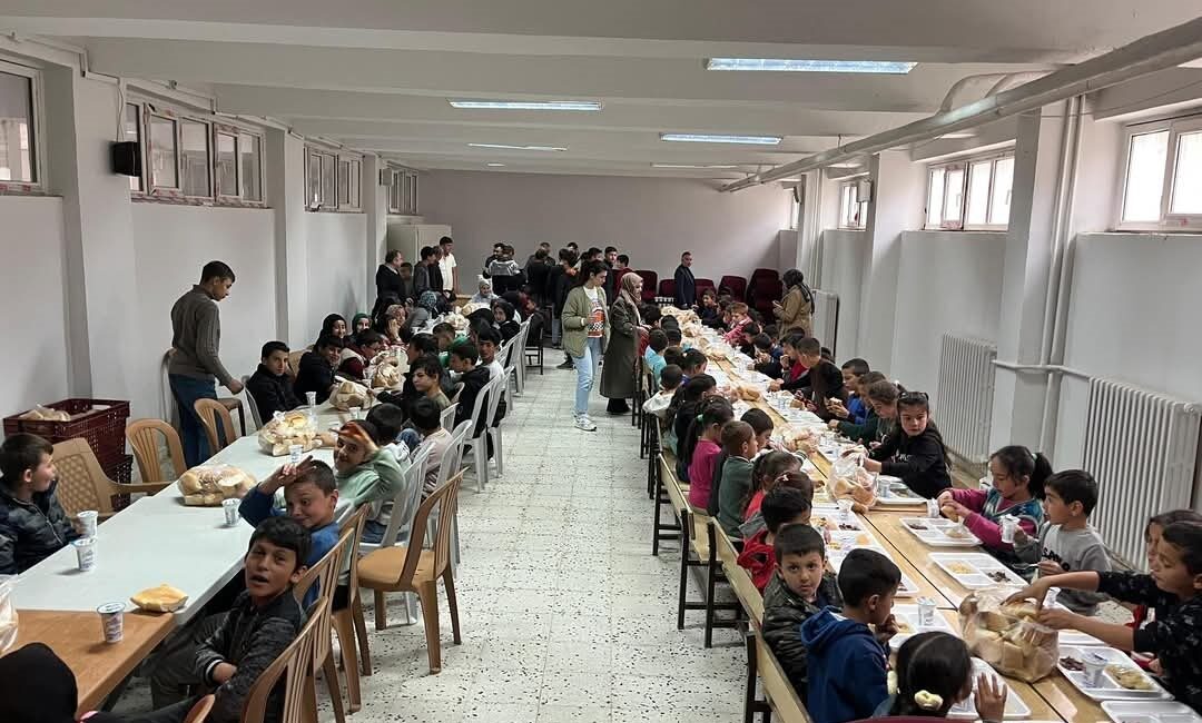 Özükavak Beldesi'nde düzenlenen yağmur duası programı büyük ilgi gördü. Bölge