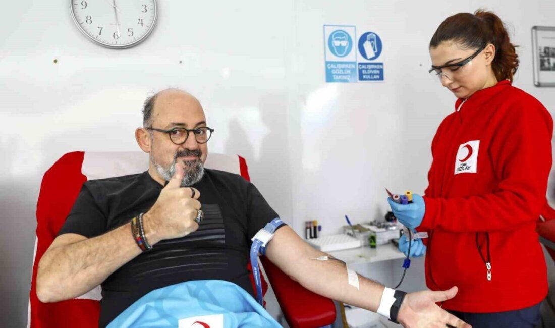 Prof. Dr. Sinan Canan, Türk Kızılay'da kan bağışında bulunarak vatandaşlara