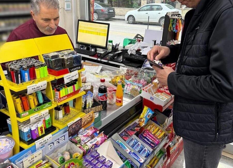 Sağlık Bakanı Kemal Memişoğlu, esnafa destek amacıyla alışveriş yaparak boykot