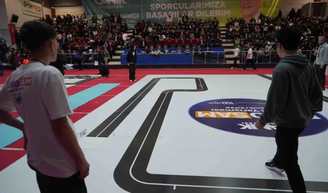 Samsun Canik ilçesinde düzenlenen ROBOSAM Robot Yarışması'nda 250 öğrenci yarıştı.