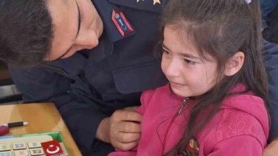 Çorum’un İskilip ilçesinde Şehitler Haftası programında duygusal anlar yaşandı. Öğrencilere