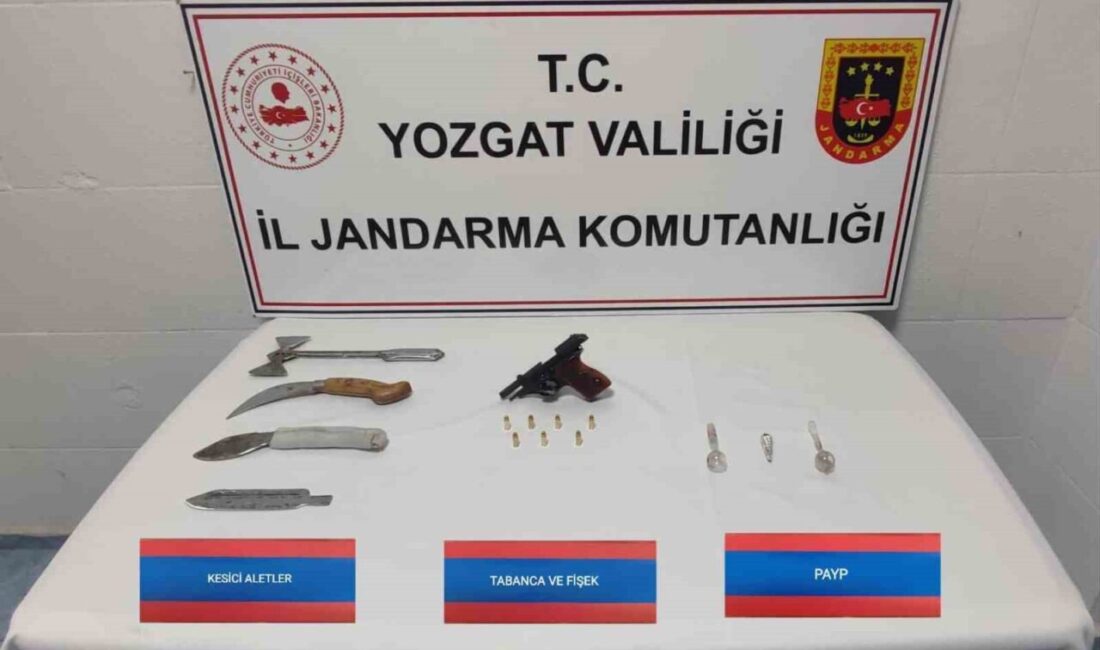 Yerköy ilçesinde Jandarma ekipleri tarafından yapılan operasyonda otomobilde tabanca ve