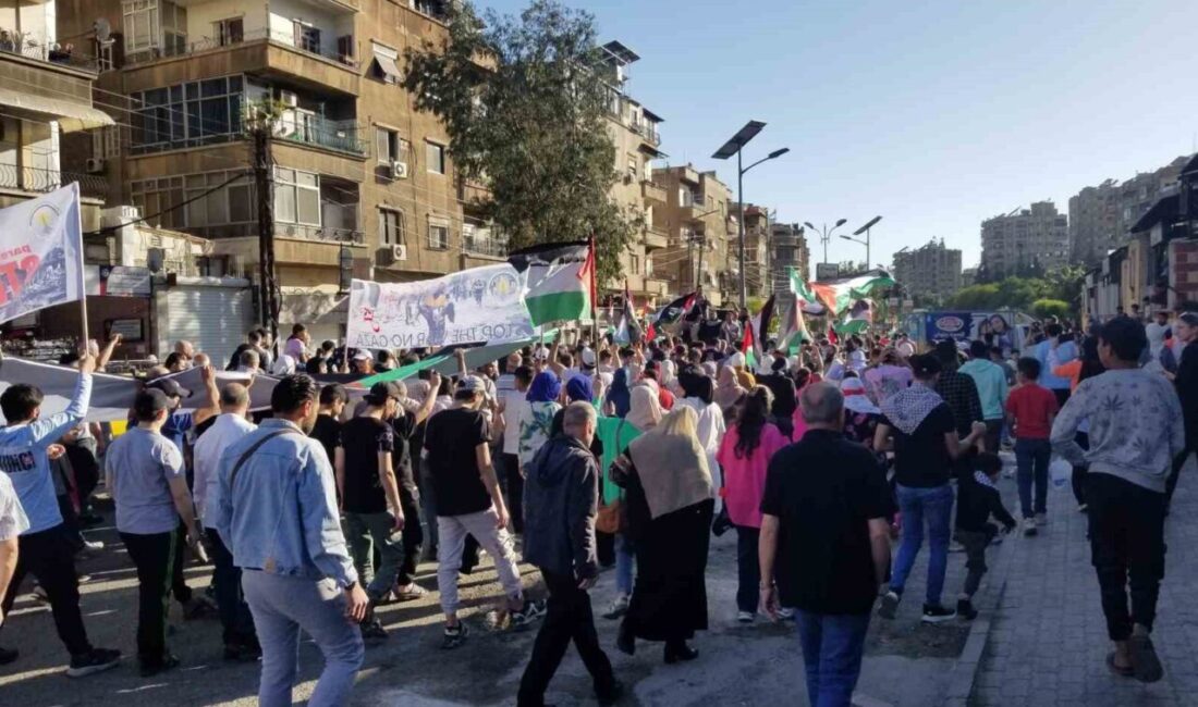 Şam'daki Filistin'e destek gösterisinde yüzlerce Suriyeli, "Gazze kalbimizde" sloganları attı.