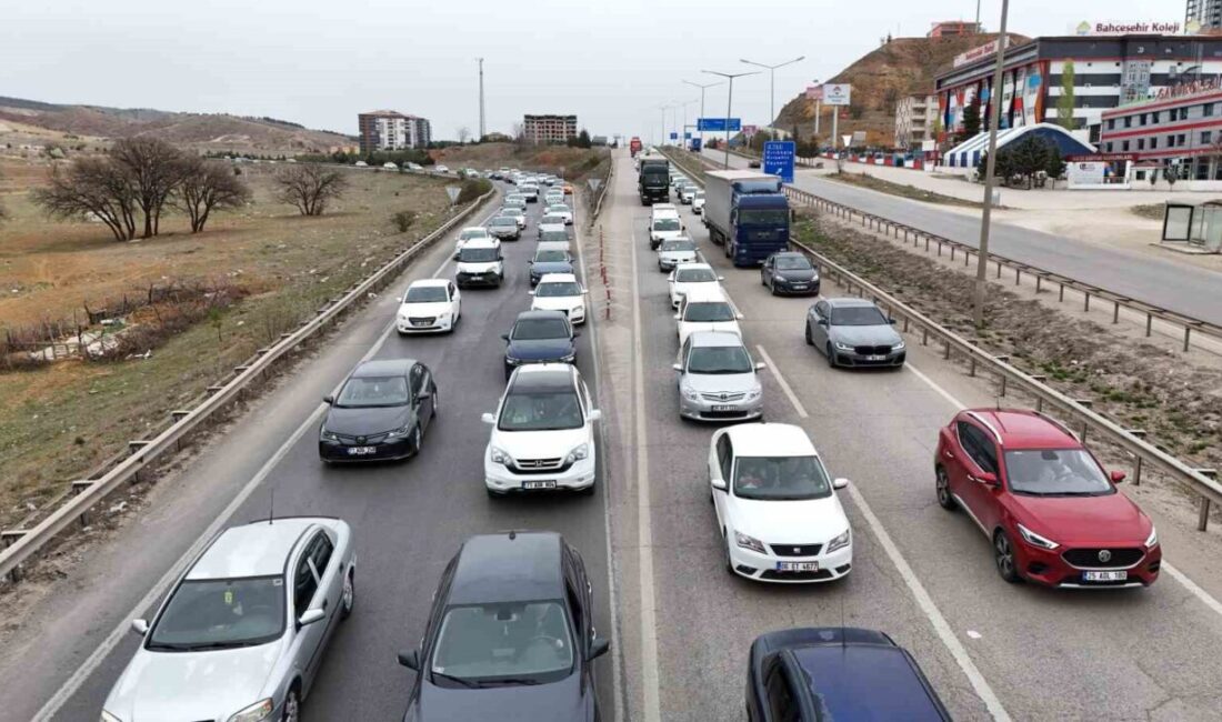 Tatilciler erken dönüşe geçti: 43 ilin geçiş güzergahında trafik yoğunluğu Ramazan Bayramı'nın üçüncü gününde