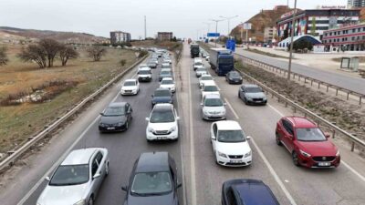 Ramazan Bayramı'nın üçüncü gününde Kırıkkale'de, 43 ilin geçiş noktasında trafik