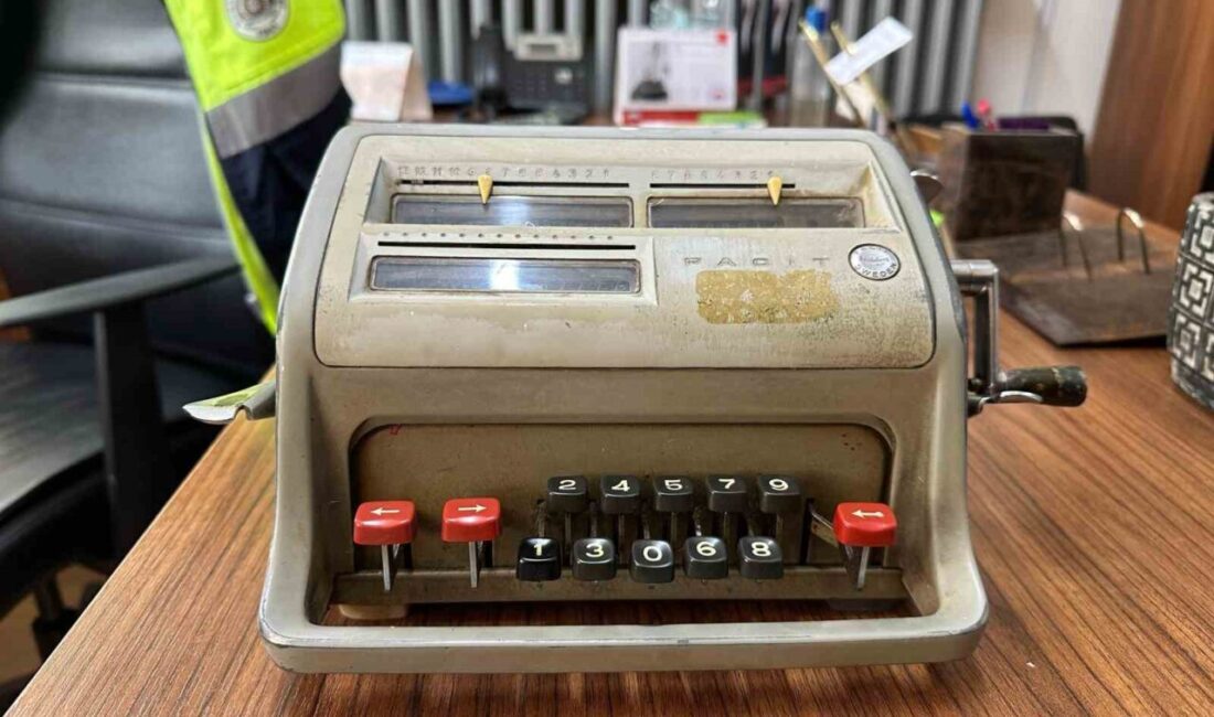 Muratlı Belediyesi'nde 30 yıl boyunca kullanılan Facit marka mekanik hesap