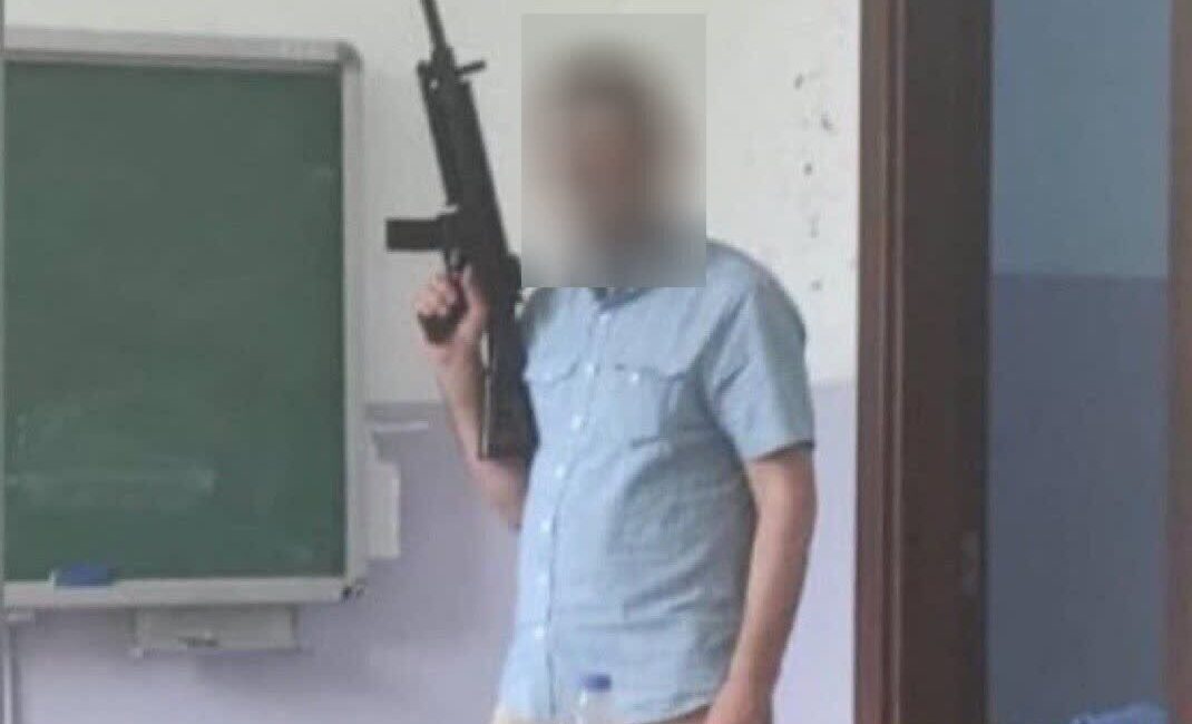 Ankara İl Milli Eğitim Müdürlüğü, tüfekle poz veren müdür yardımcısı