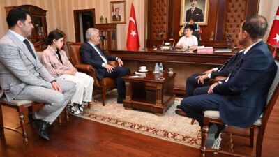 Kırıkkale Valisi Mehmet Makas, 23 Nisan'da 6. sınıf öğrencisi Emir