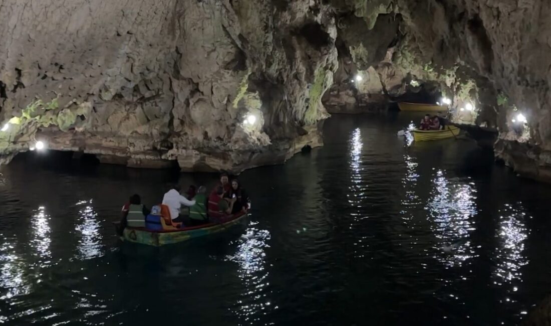 Hakkari'nin Yüksekova ilçesinden gelen 18 kişilik turist grubu, İran'ın Mahabad