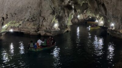 Hakkari'nin Yüksekova ilçesinden gelen 18 kişilik turist grubu, İran'ın Mahabad