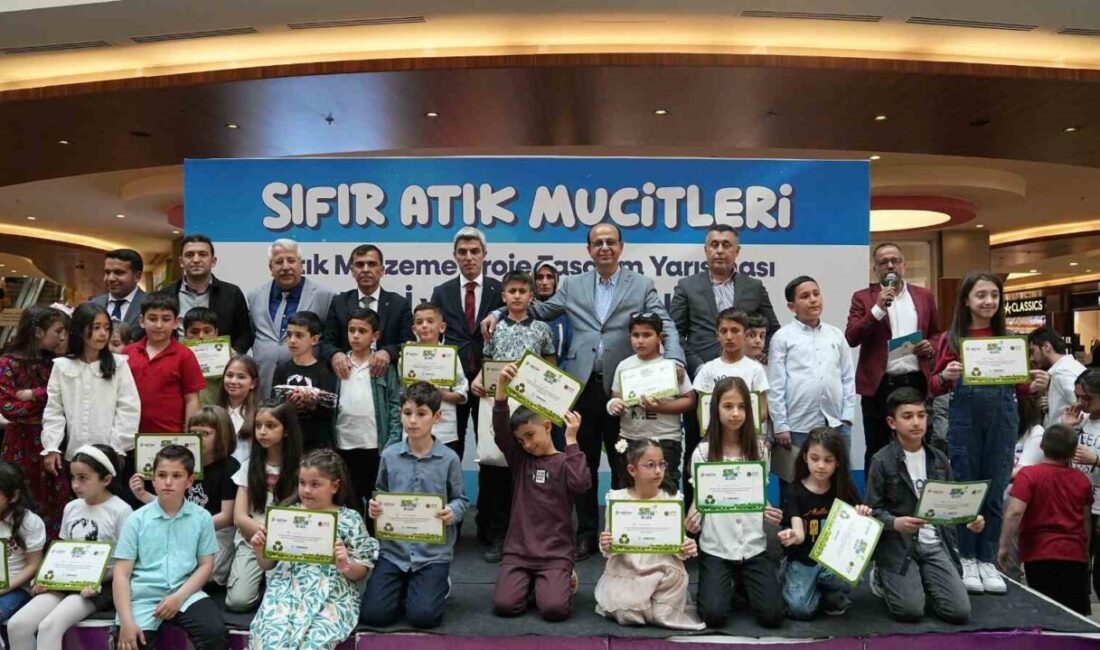 Yeşilyurt Belediyesi'nin düzenlediği "Sıfır Atık Buluşçuları" yarışmasında gençler, çevre dostu