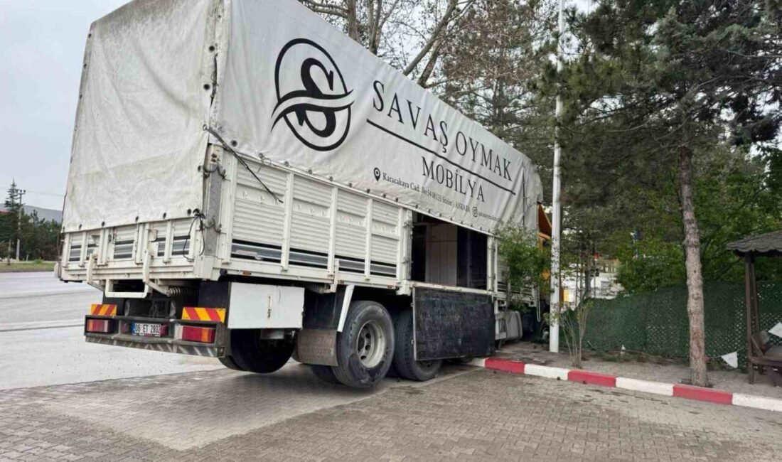 Yoldan çıkan kamyon duvarda asılı kaldı Sungurlu'da kamyonun duvarda asılı
