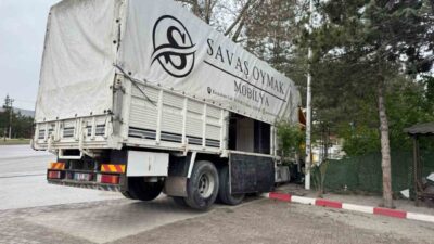 Sungurlu'da kamyonun duvarda asılı kalmasıyla kaza meydana geldi. Yaralanan olmazken,