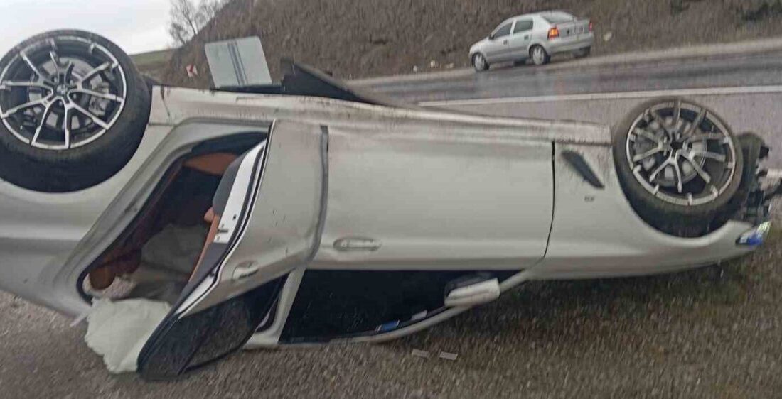 Yozgat'ta aracın refüje savrulması sonucu 3 kişi yaralandı. Araç sürücüsü