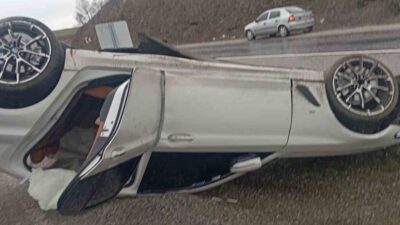 Yozgat'ta aracın refüje savrulması sonucu 3 kişi yaralandı. Araç sürücüsü