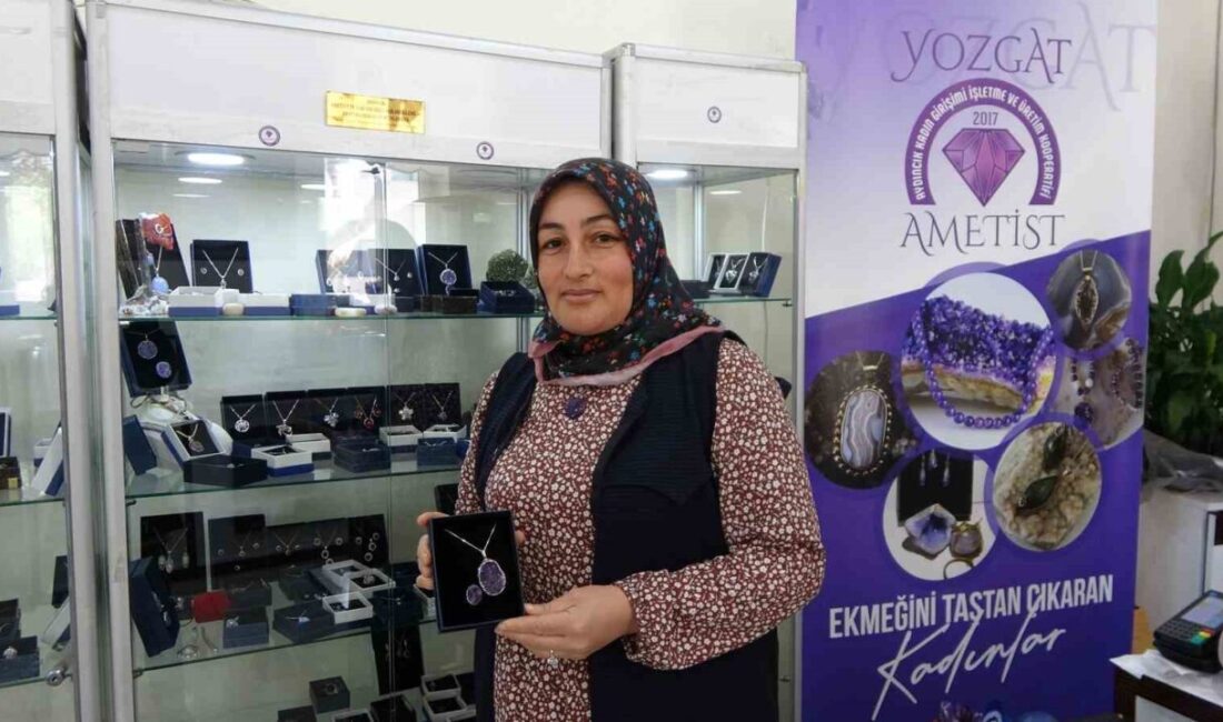 Yozgat'ın Aydıncık ilçesinde bulunan ametist taşları, kadınlar tarafından sanata dönüştürülerek