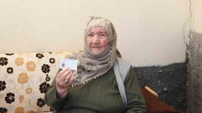 Yozgat Şehir Hastanesi'nden sağlık çalışanları, 114 yaşındaki Makbule Ekinci'nin evinde