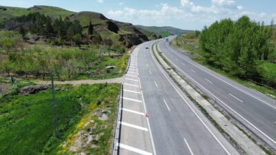 Yozgat-Yerköy karayolunda yol güvenliği çalışmaları kapsamında Karayolları ekipleri tarafından yol