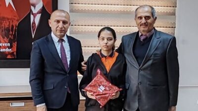 Yerköy’de düzenlenen ortaokullar arası kitap okuma yarışmasında dereceye giren öğrencilere