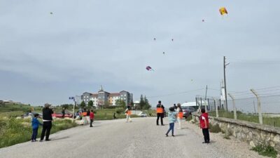 Çorum'da AFAD gönüllülerinin katılımıyla Çocuk Evleri Sitesi'nde çocuklar için uçurtma