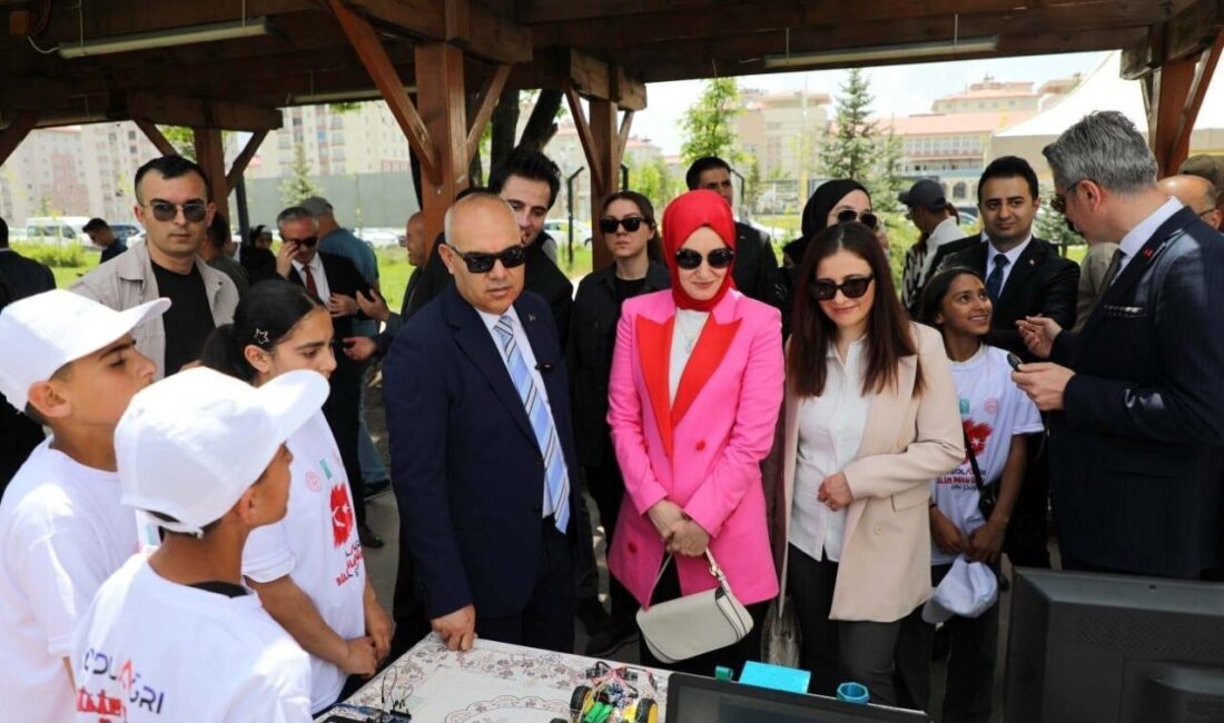 Ağrı'da düzenlenen "Geleneksel Bilim Dolu Günler" şenliği coşkuyla başladı. Açılış