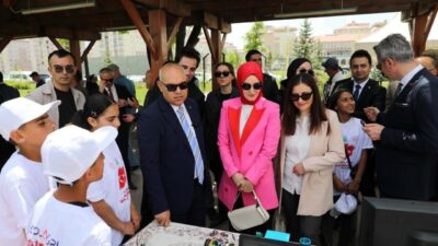 Ağrı'da düzenlenen "Geleneksel Bilim Dolu Günler" şenliği coşkuyla başladı. Açılış