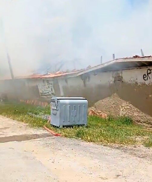 Yozgat'ta çıkan ahır yangını kısa sürede kontrol altına alındı. Yangında