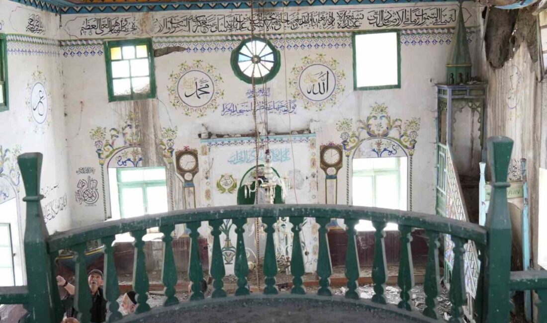 Ankara'nın Kalecik ilçesinde bulunan Çaykaya köyündeki tarihi cami, yıkılma tehlikesiyle
